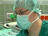 Psychologe Stefan Junker bei der Vorbereitung einer Patientin auf eine Augenoperation in Hypnose
