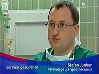 Psychologe Stefan Junker im Fernsehinterview als Hypnoseexperte für Operationen in Hypnose