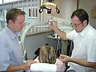 Dipl.-Psych. Stefan Junker und ein Zahnarzt bei der Vorbereitung einer Patientin mit Hypnose auf die Behandlung